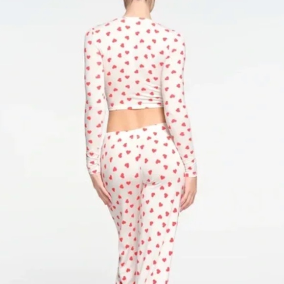 SKIMS Sleep Super Cropped Long Sleeve Top in Ruby & Marble Heart - Picture 2 of 9
